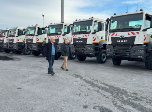 ΕΣΔΑΚ: Έφτασαν Κρήτη οι 10 τράκτορες για τους Σταθμούς Μεταφόρτωσης Απορριμμάτων