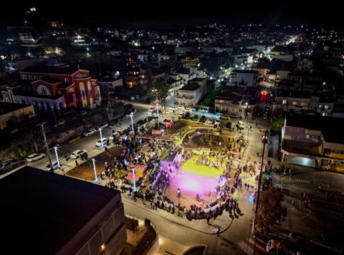 Φωταγωγήθηκε το χριστουγεννιάτικο δέντρο που εντυπωσίασε μικρούς και μεγάλους στο Αρκαλοχωρι