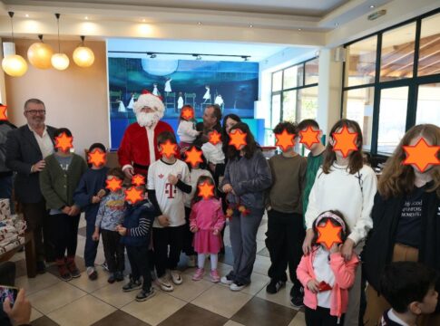Hράκλειο: Ο Άγιος Βασίλης μοίρασε δώρα στα παιδιά των δημοσιογράφων