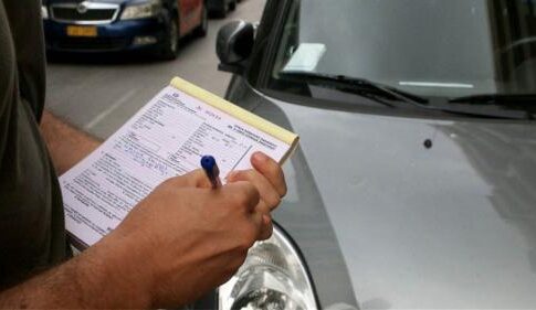 Η δημοτική αστυνομία και η τροχαία μοίρασαν κλήσεις για παράνομη στάθμευση