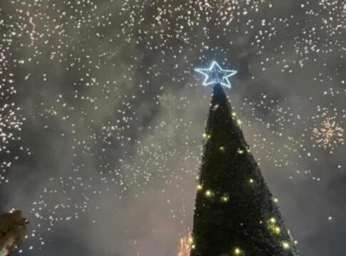 Η «Πλατεία των Ευχών» στο Τυμπάκι «φωτίστηκε» με τα χαμόγελα όλων στη φωταγώγηση του Χριστουγεννιάτικου δέντρου