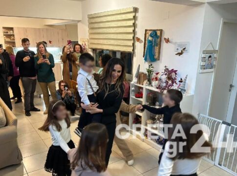 Ηράκλειο: Η Δέσποινα Βανδή μοίρασε χριστουγεννιάτικα δώρα και σκόρπισε παιδικά χαμόγελα