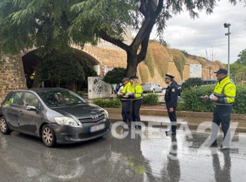 Ηράκλειο: Μοίρασε αλκοολόμετρα και… ευχές η Τροχαία