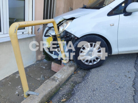Κρήτη: ΙΧ «καρφώθηκε» σε σπίτι μετά από σύγκρουση με αγροτικό