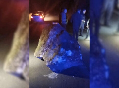 Κρήτη: «Λαχτάρα» για οδηγό – Μεγάλος βράχος έπεσε στο αυτοκίνητό του