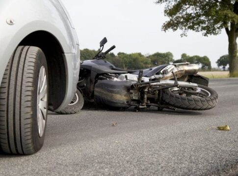 Κρήτη: Σύγκρουση αυτοκινήτου με δίκυκλο σε διασταύρωση – Στο νοσοκομείο ένα άτομο