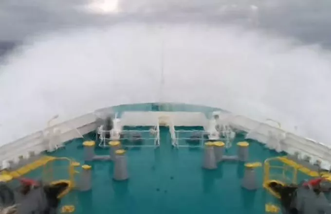 «Μάχη» με τα κύματα για το Πρέβελης πριν φτάσει στη Λήμνο - Δείτε βίντεο