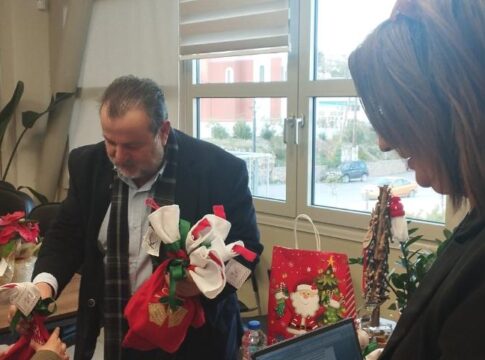 Με χριστουγεννιάτικες μελωδίες «πλημμύρισε» το Δημοτικό Κατάστημα Αρκαλοχωριου