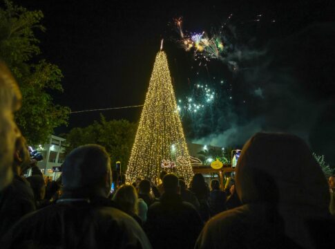 Με πολλά παιδικά χαμόγελα φωταγωγήθηκε το Χριστουγεννιάτικο δέντρο του Δήμου Μαλεβιζίου