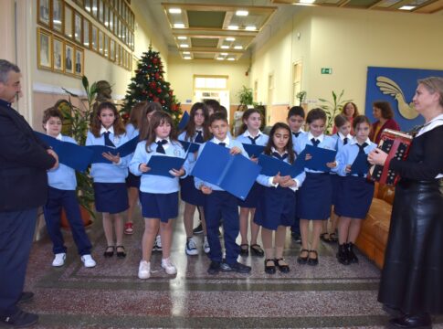 Μικροί μαθητές είπαν τα κάλαντα στον Αντιπεριφερειάρχη Χανίων