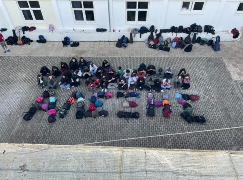 Μουσικό Σχολείο Ηρακλείου: Μαθητές σχημάτισαν με τσάντες τα ονόματα του Αλέξανδρου Γρηγορόπουλου και του Βασίλη Μάγγου