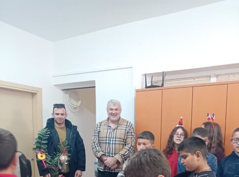 ο Δημαρχείο Φαιστού γέμισε με χριστουγεννιάτικες μελωδίες από τα παιδιά του 2ου Δημοτικού Σχολείου Μοιρών