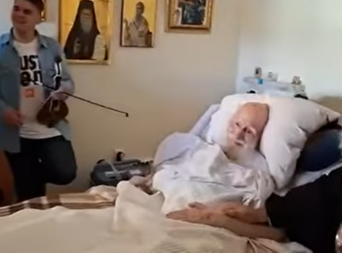 Παιδιά έψαλαν τα κάλαντα στον Αρχιεπίσκοπο πρώην Κρήτης Ειρηναίο