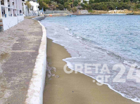 Παραλία Αγίας Πελαγίας: SOS λόγω διάβρωσης – «Δεν μπορεί να μπει ούτε μια ξαπλώστρα», λέει ο Δήμαρχος Μαλεβιζίου