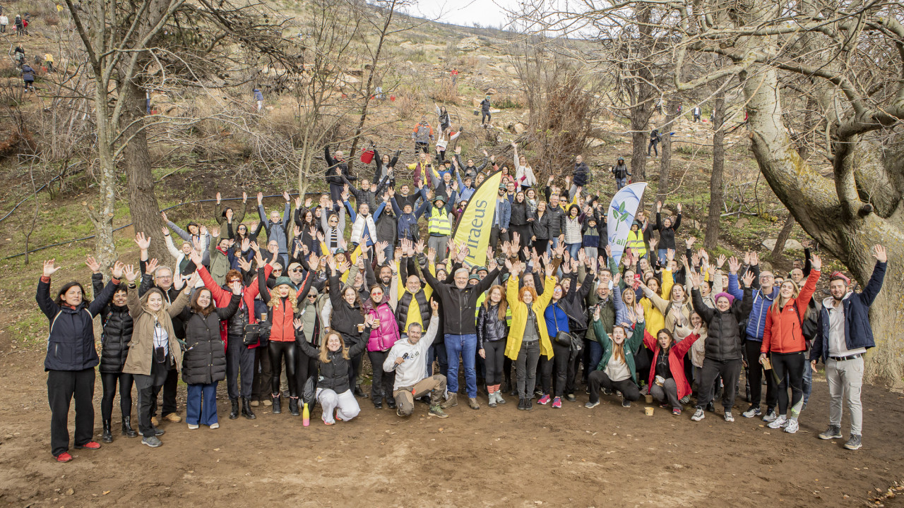 Πειραιώς: Δενδροφύτευση από εργαζομένους στην Πεντέλη