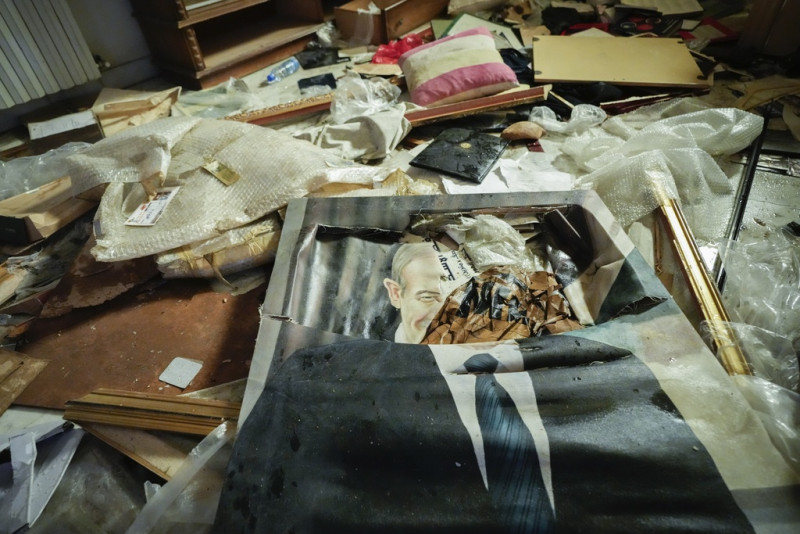 Πλήθος εισέβαλε στο παλάτι Άσαντ - Γκρέμισαν τα αγάλματα των Άσαντ σε όλη τη χώρα