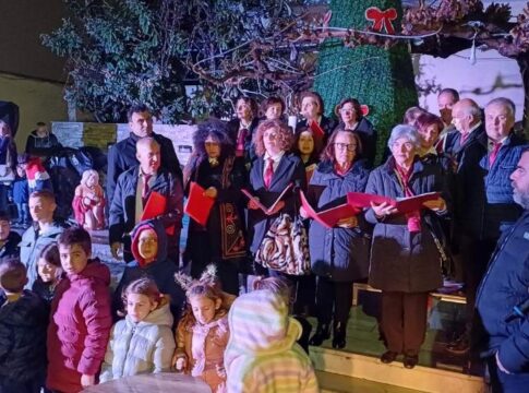 «Στα γιορτινά» ο Ζαρός με τη διπλή φωταγώγηση των Χριστουγεννιάτικων δέντρων