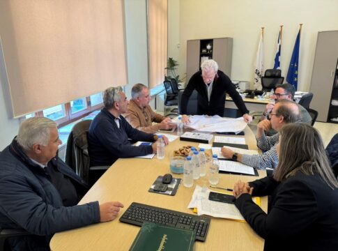 Συνάντηση εργασίας του Αλέξη Καλοκαιρινού με στελέχη της Περιφέρειας Κρήτης για την αντιπλημμυρική προστασία και την οριοθέτηση των ρεμάτων