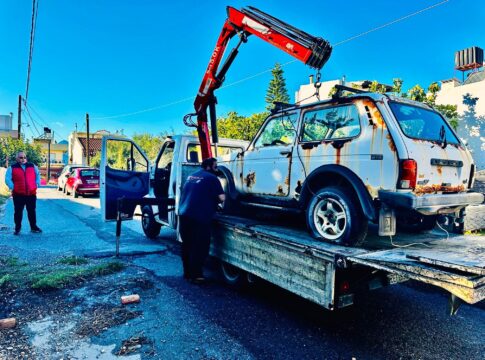 Συνεχίζεται η απομάκρυνση εγκαταλελειμμένων οχημάτων στο Δήμο Μαλεβιζίου