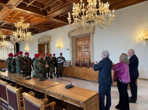 Τα πρωτοχρονιάτικα κάλαντα στη Λότζια – Ευχές και από το πρωτοχρονιάτικο έθιμο της «βαρέλας» της Τροχαίας