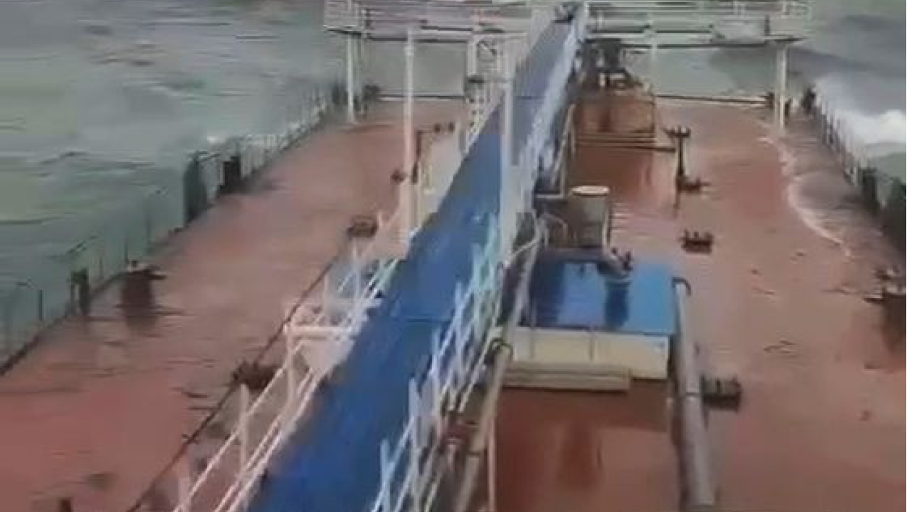 Τεράστια οικολογική καταστροφή στη Μαύρη Θάλασσα μετά τη βύθιση δύο δεξαμενόπλοιων - «Το πετρέλαιο είναι παντού»