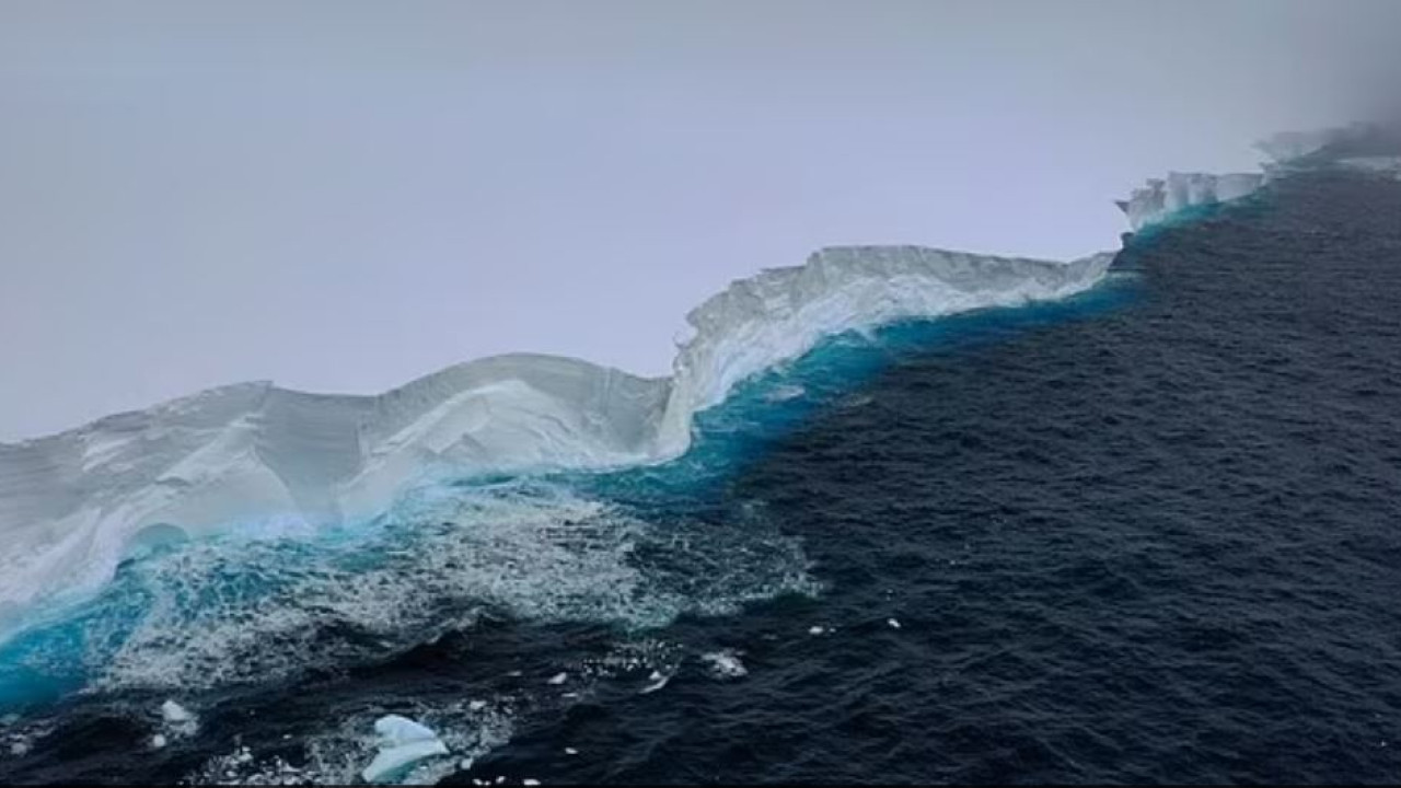 Το μεγαλύτερο παγόβουνο του κόσμου κινείται: 'Ηταν κολημμένο για 30 χρόνια - H πορεία του