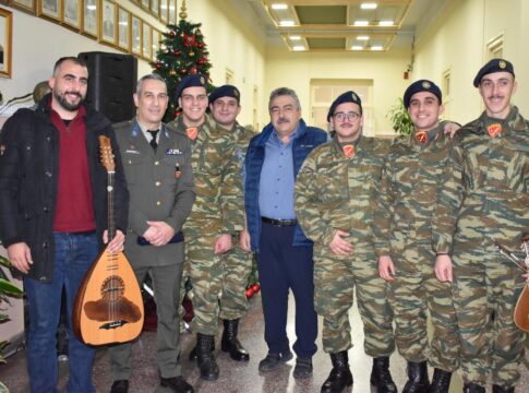 Το Μουσικό Τμήμα του Πεδίου Βολής Κρήτης είπε τα κάλαντα στον Αντιπεριφερειάρχη Χανίων