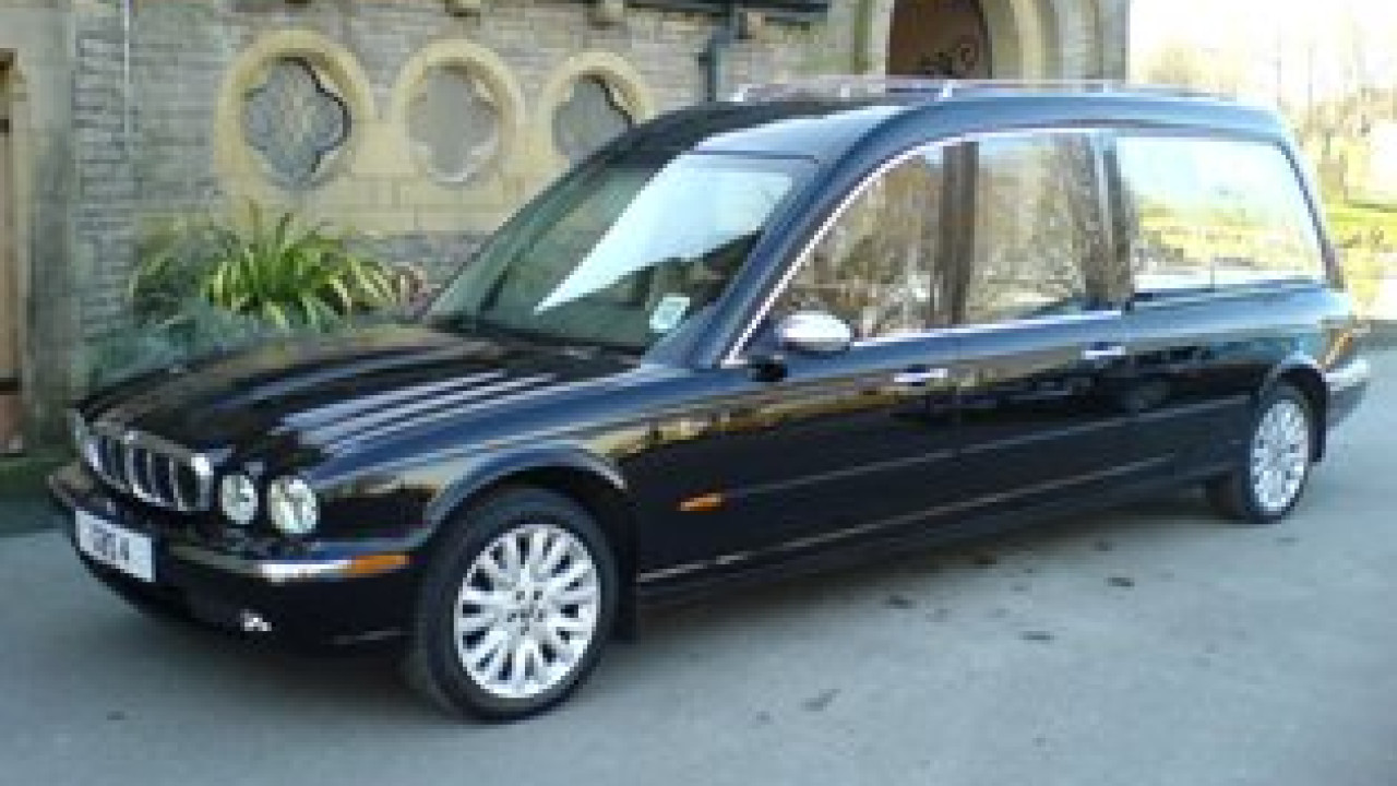 Τροχαίο στην Αχαΐα: Νεκροφόρα συγκρούστηκε με ΙΧ - Δύο τραυματίες