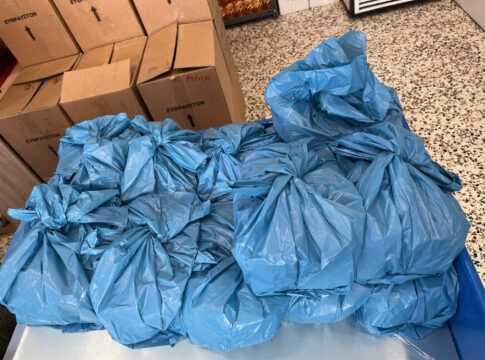 Ξεκίνησε η διανομή «χριστουγεννιάτικων δώρων» για τους ωφελούμενους του Κοινωνικού Παντοπωλείου του Δήμου Χανίων