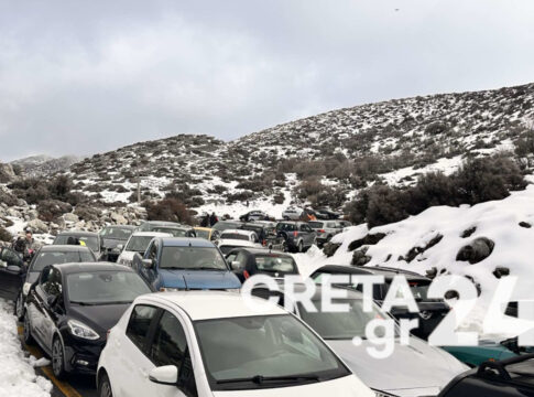 Απίστευτο μποτιλιάρισμα στον χιονισμένο Ψηλορείτη