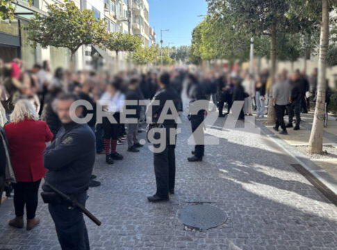 Απολογούνται η 26χρονη και ο σύντροφός της για την άγρια κακοποίηση του Άγγελου – Πλήθος κόσμου και ισχυρές αστυνομικές δυνάμεις στα δικαστήρια