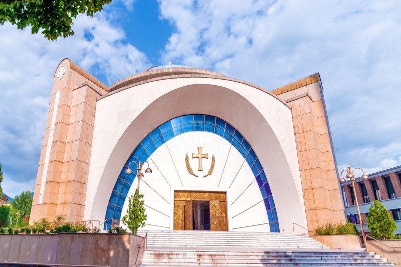 ναος αναστασεως τιρανα