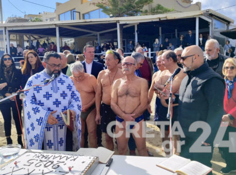 Χανιά: Έπιασαν το σταυρό και έκοψαν την πίτα τους οι χειμερινοί κολυμβητές