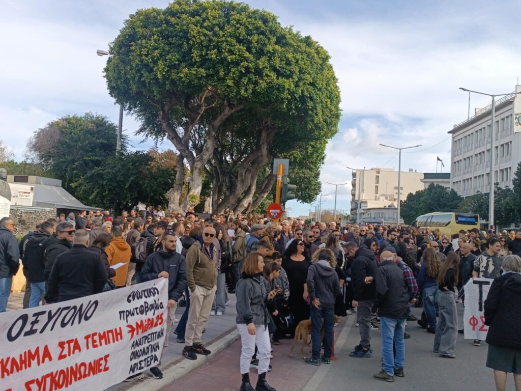 Χανιά: Μεγάλη η συμμετοχή του κόσμου στη συγκέντρωση για τα Τέμπη