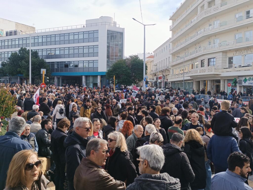 Χανιά: Μεγάλη η συμμετοχή του κόσμου στη συγκέντρωση για τα Τέμπη
