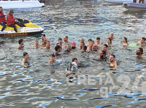 Χανιά: Ο αγιασμός των υδάτων στο Ενετικό Λιμάνι – Δεκάδες κολυμβητές βούτηξαν για το σταυρό