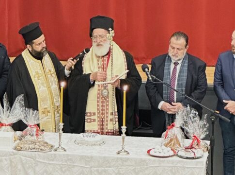 Ευχές για καλύτερες ημέρες στην κοπή της πρωτοχρονιάτικης πίτας για τους διαμένοντες στους οικισμούς προσωρινής διαβίωσης σεισμοπλήκτων