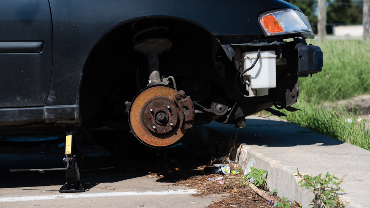 Έκλεβαν οχήματα, τα «έγδυναν» και πωλούσαν τα ανταλλακτικά - Πώς δρούσε η σπείρα