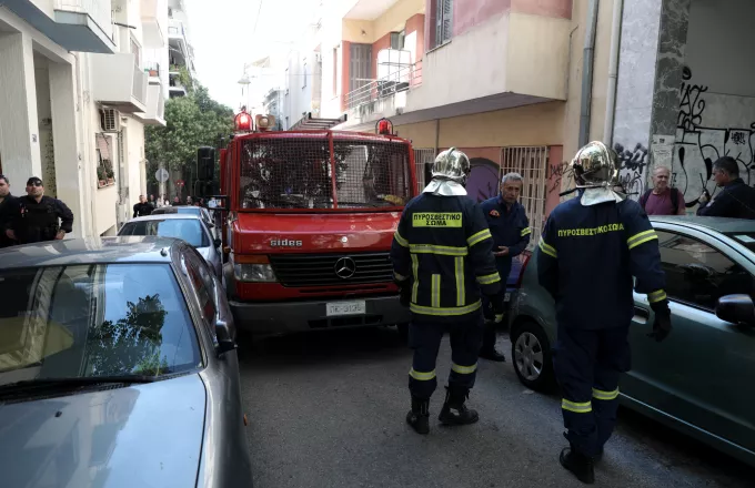 Φωτιά σε κτίριο στα Εξάρχεια - Διεκόπη η κυκλοφορία