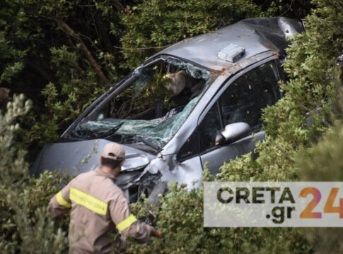 Κρήτη: Οδηγός έμεινε όλη τη νύχτα εγκλωβισμένος στο όχημα – Εικόνες και βίντεο από το αυτοκίνητο που έπεσε στον γκρεμό