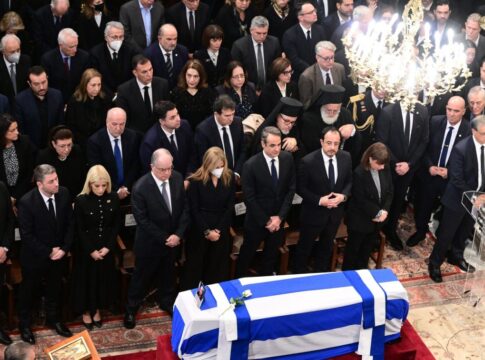 Λιποθύμησε Κρητικιά βουλευτής του ΠΑΣΟΚ στην κηδεία του Κώστα Σημίτη