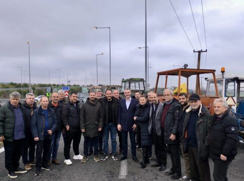 Με κλιμάκιο του ΠΑΣΟΚ στο μπλόκο αγροτών της Καρδίτσας ο Βουλευτής Μανόλης Χνάρης