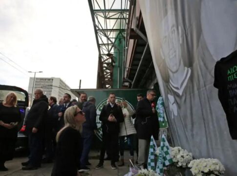 Μίμης Δομάζος: Σε λαϊκό προσκύνημα η σορός του – Στάση στη Λεωφόρο σε κλίμα συγκίνησης