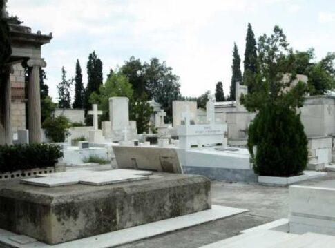 Νεκροταφείο Σούδας: Έκλεψαν χάλκινους σταυρούς από 15 τάφους