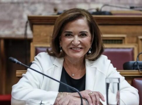 Ντόρα Μπακογιάννη: «Καμία σχέση» με τον 45χρονο που προκάλεσε το τροχαίο δυστύχημα στα Χανιά