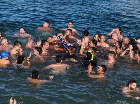 Ο.Λ.Η: Μικροί και μεγάλοι στα κρύα νερά για να πιάσουν τον σταυρό