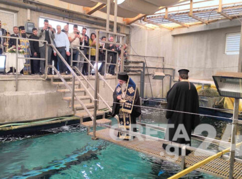 Πλήθος κόσμου στον Αγιασμό των Υδάτων στο Ενυδρείο Κρήτης