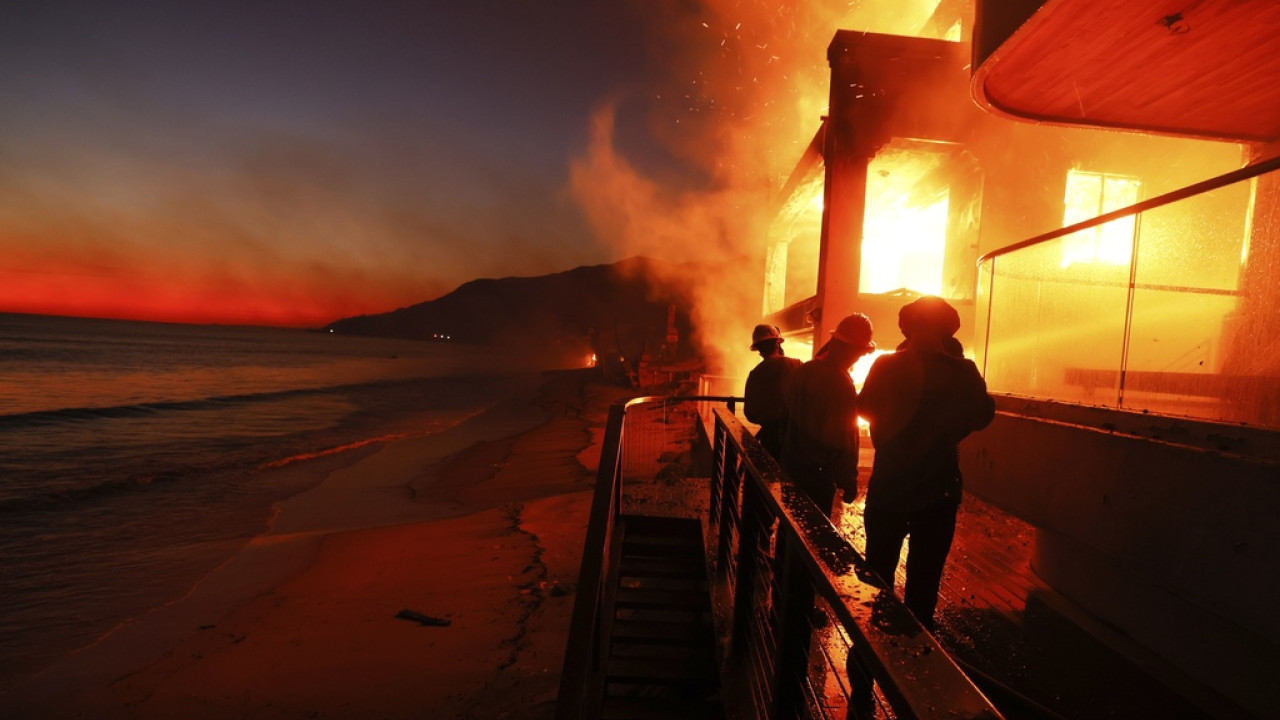 Πυρκαγιές Λος Άντζελες: Ξηρασία, ζέστη, άνεμοι, πυροδότησαν τις καταστροφικές πυρκαγιές
