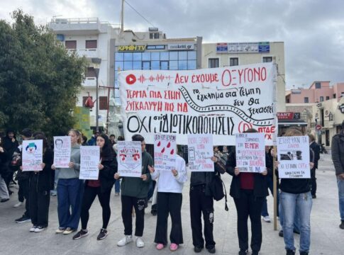 Ρέθυμνο: Πλήθος κόσμου στη συγκέντρωση για τα Τέμπη
