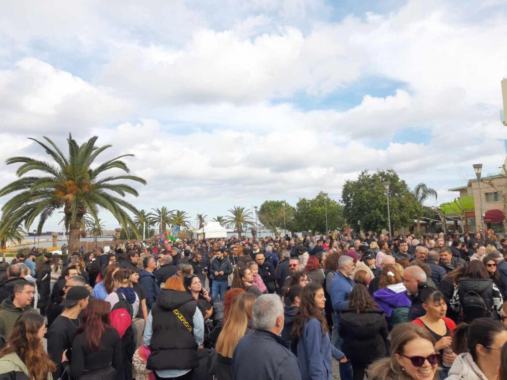 Ρέθυμνο: Πλήθος κόσμου στη συγκέντρωση για τα Τέμπη